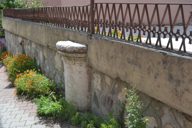 Bolu’da, Roma döneminden kalma mezar taşının cami inşaatında kullanılması tepki çekiyor