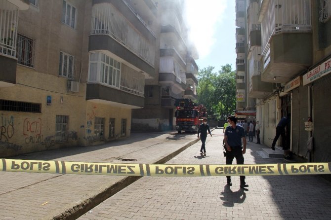 Diyarbakır’da yangın, ev kül oldu, apartman tahliye edildi