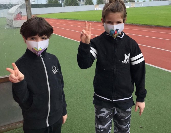 Çocuklara özel maskeler okul müdüründen