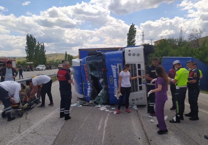 Kargo kamyonu devrildi: 2 yaralı