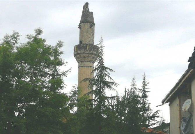 Tokat’ta yıldırım düşen caminin minaresinde hasar meydana geldi