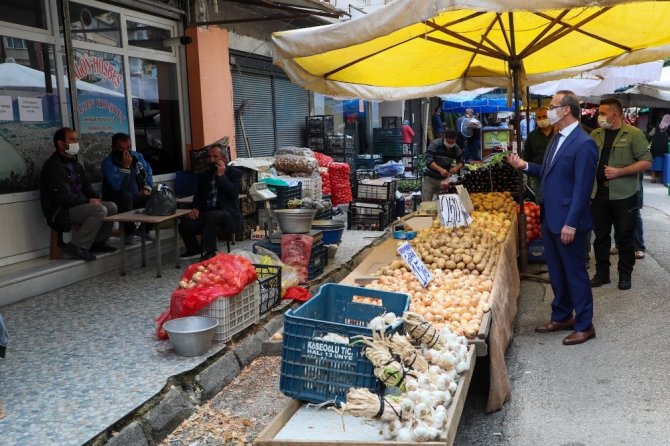 Vali Seddar Yavuz pazar alanını denetledi