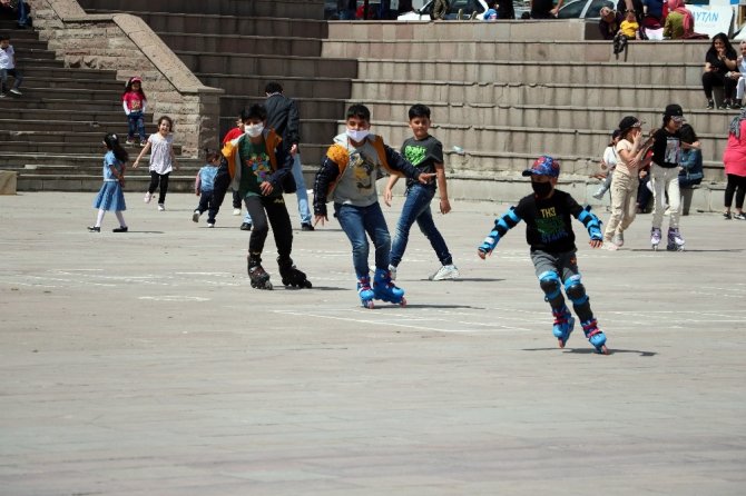 Yozgat’ta çocuklar ve gençler sokağa çıktı, gönüllerince eğlendi