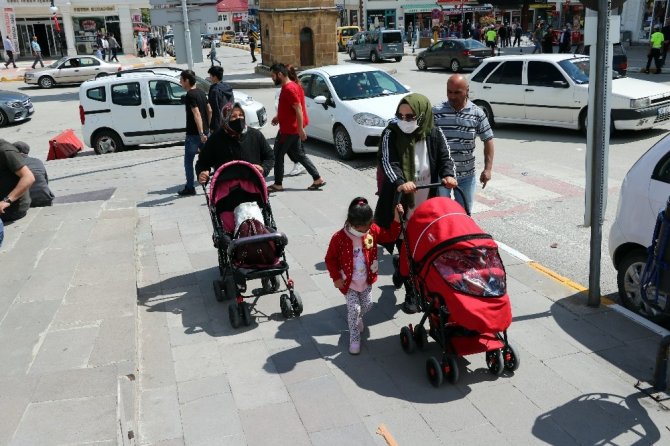 Yozgat’ta çocuklar ve gençler sokağa çıktı, gönüllerince eğlendi