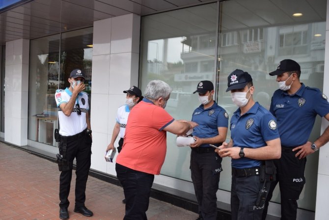Aliağa’da polis maske dağıttı