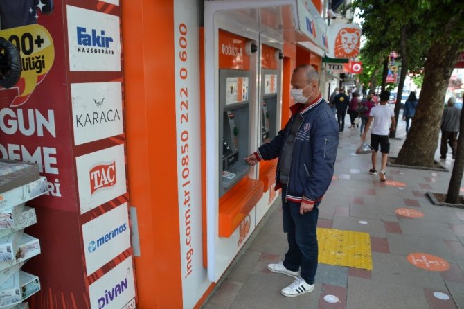 ATM’de unutulan parayı banka yetkililerine teslim etti