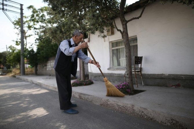 86 yaşında ama...Her gün mahallesini süpürüp çevreye örnek oluyor