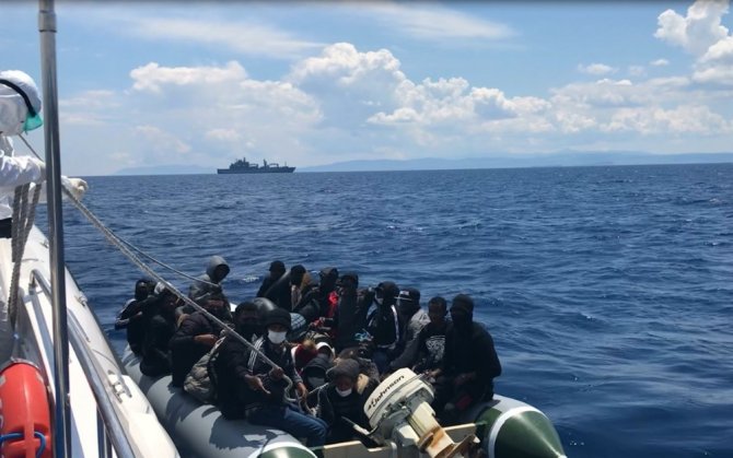 Çanakkale açıklarında 85 düzensiz göçmen kurtarıldı