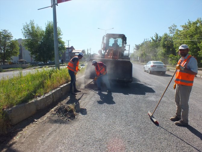 Malazgirt-Bulanık kara yolu kenarındaki çöpler toplandı