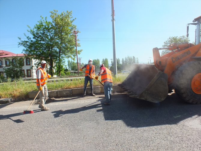 Malazgirt-Bulanık kara yolu kenarındaki çöpler toplandı