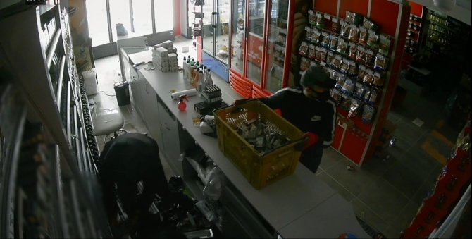 Silivri’de hırsızlar bir marketi 3 dakikada talan ettiği anlar kamerada
