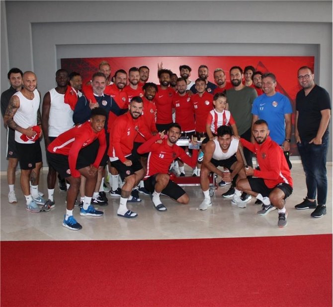 Antalyaspor 3 futbolcusunun doğun gününü kutladı