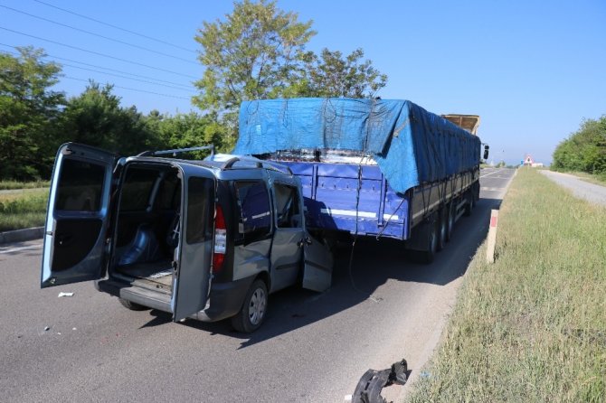 Bolu’da tırın arkasına saplanan araçtaki 3 kişi yaralandı