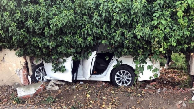 Kontrolden çıkan araç bahçe duvarına çarptı: 5 yaralı