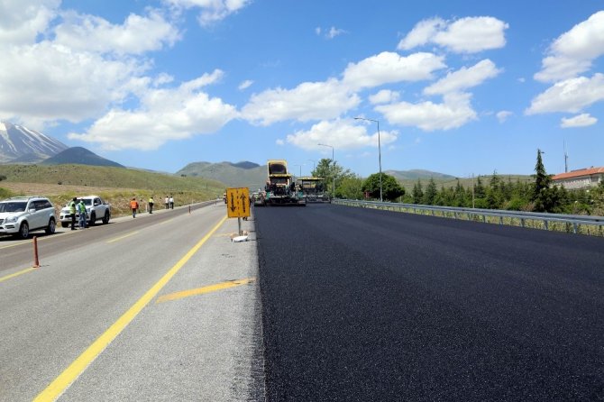 Erciyes yolu asfaltında aşınma katmanı çalışmalarına başlandı