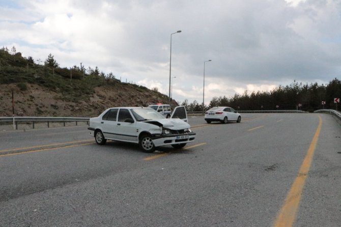 Direksiyon hakimiyetini kaybolan otomobil bariyere çarptı: 3 yaralı