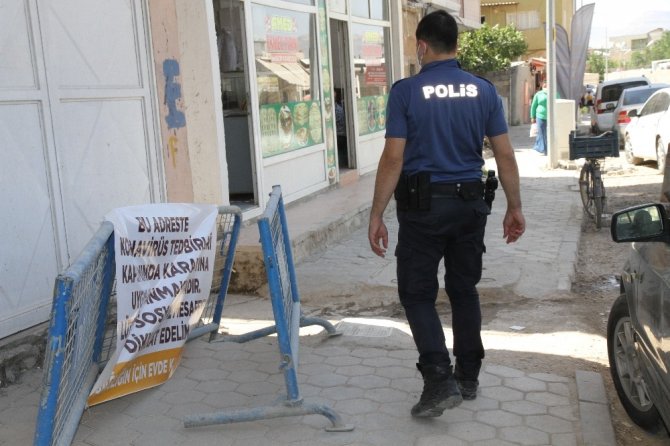 Kızıltepe’de karantinaya alınan adreslerde pankartlı önlem