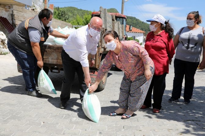 Menteşe Belediyesi 20 ton kireç dağıttı
