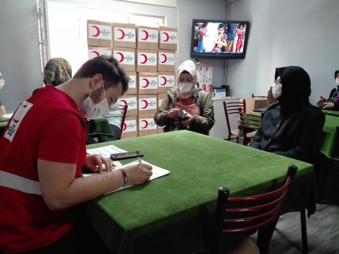 Türk Kızılay ihtiyaç sahibi ailelere yardım elini uzattı