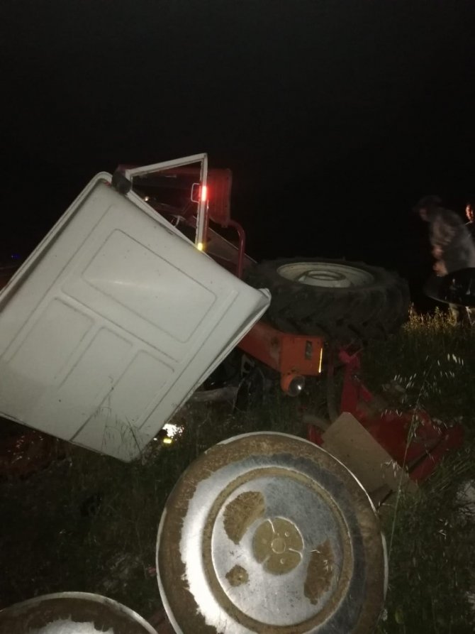 Uşak’ta otomobil ile traktör çarpıştı: 3 yaralı