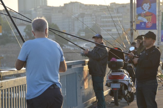 Hafta sonu kısıtlama olmadı, balıkçılar oltalarını alıp Unkapanı Köprüsünde balık tuttu