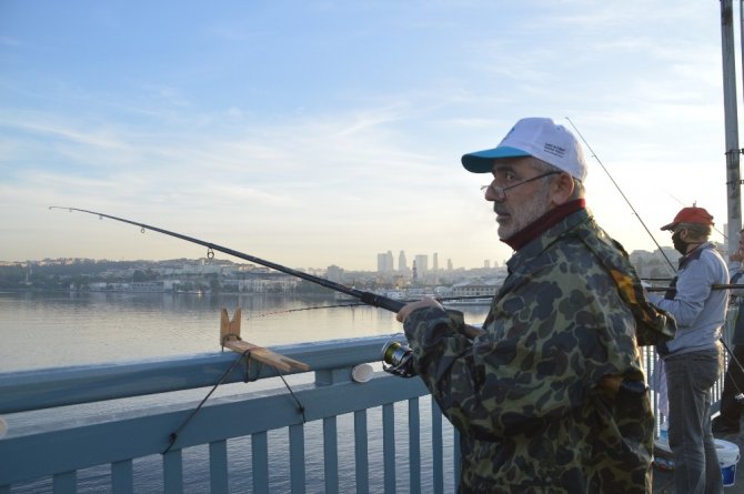 Hafta sonu kısıtlama olmadı, balıkçılar oltalarını alıp Unkapanı Köprüsünde balık tuttu