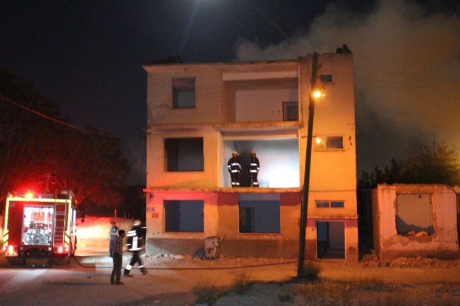 Elazığ’da depremde hasar gören binada yangın çıktı