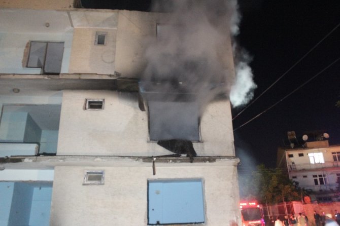 Elazığ’da depremde hasar gören binada yangın çıktı