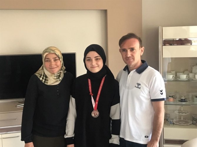‘Minnettarız’ yarışmasının Türkiye ikinci ödülünü ailesinin elinden aldı