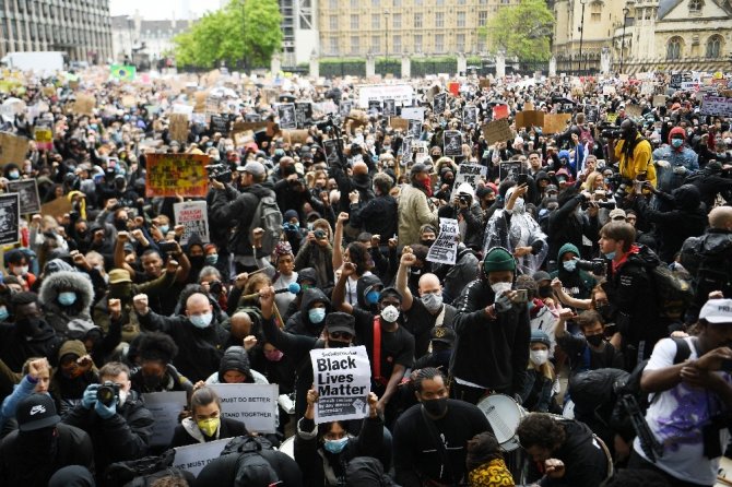 İngiltere’de binlerce kişi Floyd cinayetini protesto etti