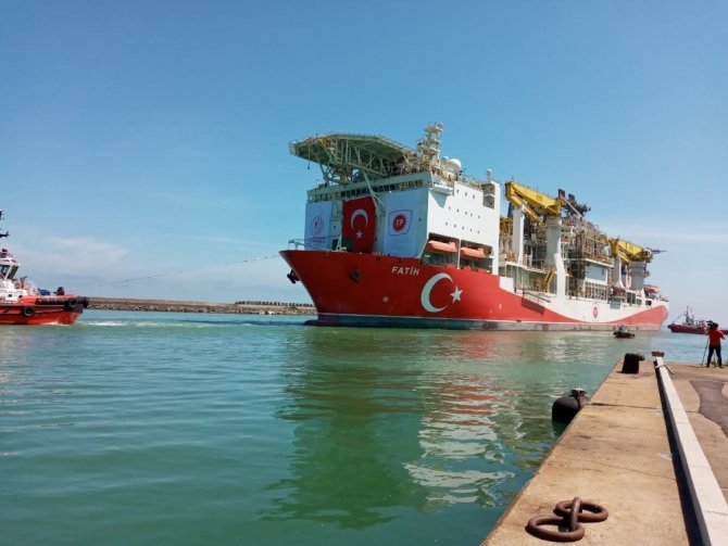 Fatih Sondaj Gemisi römorkörler ile 4 saatlik çalışmanın ardından çekilerek Trabzon Limanı’na giriş yaptı