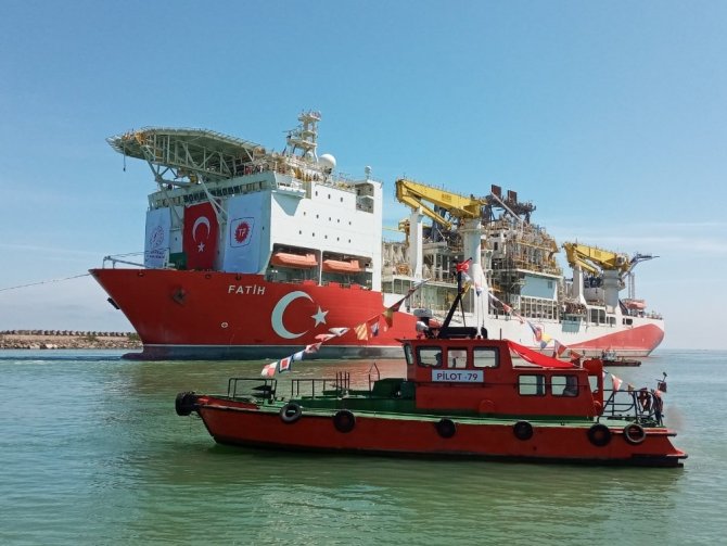 Fatih Sondaj Gemisi römorkörler ile 4 saatlik çalışmanın ardından çekilerek Trabzon Limanı’na giriş yaptı