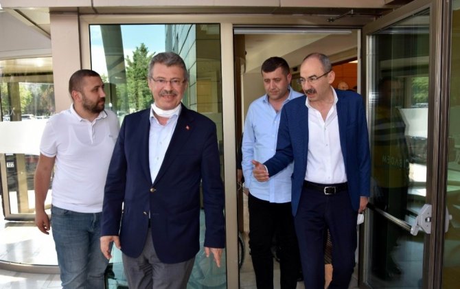 Başkan Gülsoy ve Akay ameliyat olan Burhan Ersoy’u ziyaret etti