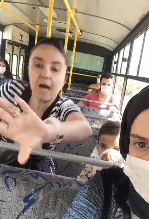 Halk otobüsünde maske takmayan kadın kendisine tepki gösteren vatandaşa saldırdı