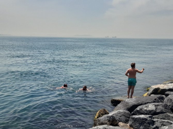 Kısıtlamasız ilk hafta sonunda vatandaşlar İstanbul Boğazı’nda denize girdi