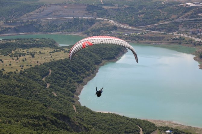 Huzur şehri Tunceli’de yamaç paraşütü heyecanı