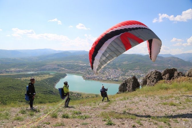 Huzur şehri Tunceli’de yamaç paraşütü heyecanı