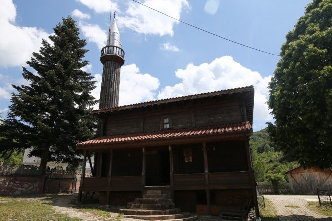 Çivi çakılmadan yapılan tarihi cami 136 yıldır ibadete açık