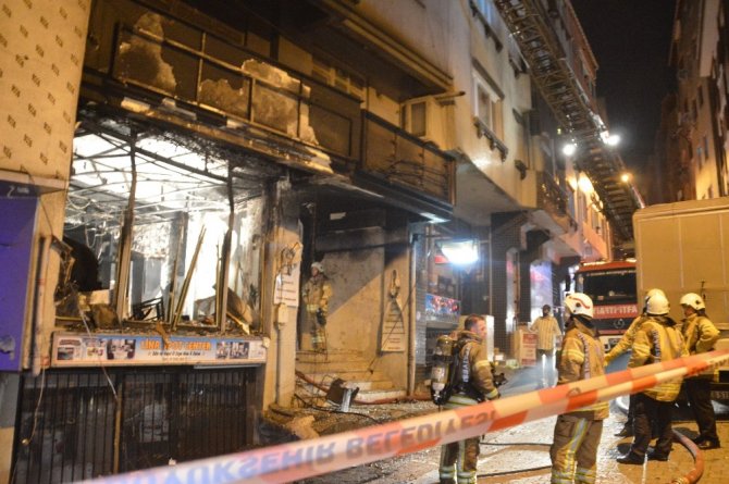 4 katlı binayı saran yangında 2 kişi mahsur kaldı