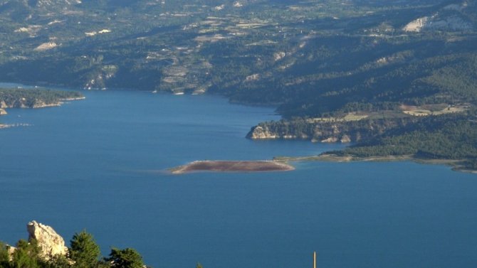 Doğası ve turkuaz renkli baraj gölüyle görenleri mest ediyor