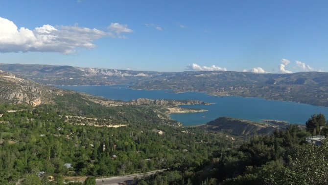 Doğası ve turkuaz renkli baraj gölüyle görenleri mest ediyor