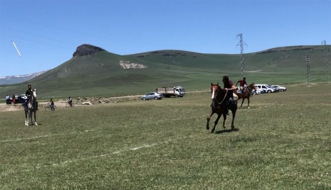 Kars’ta atlı cirit heyecanı