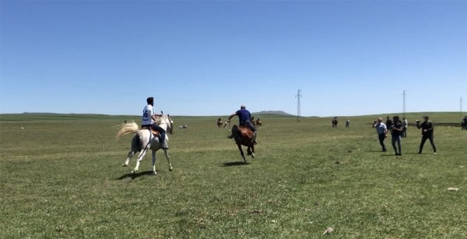 Kars’ta atlı cirit heyecanı