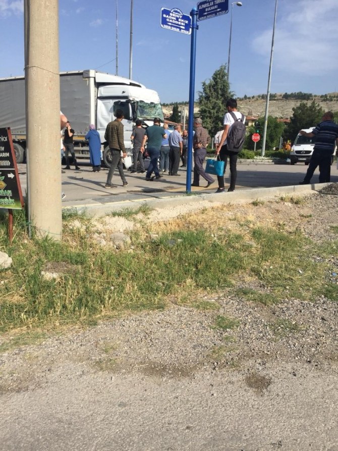 Ankara’da tır ile otobüs çarpıştı: 1 ölü