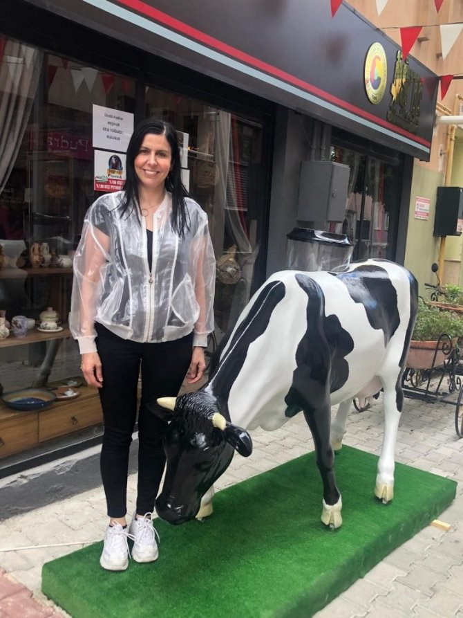 İşte Kadın Kooperatifinden 3 boyutlu inek heykeli