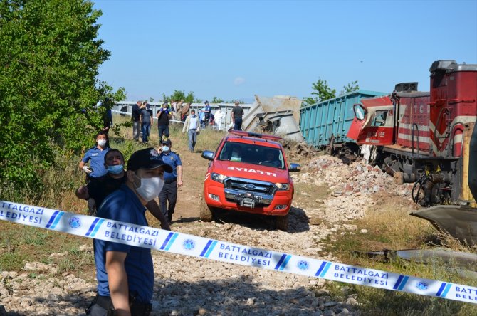 GÜNCELLEME 3 - Malatya'da iki yük treni çarpıştı: 2 ölü, 2 yaralı