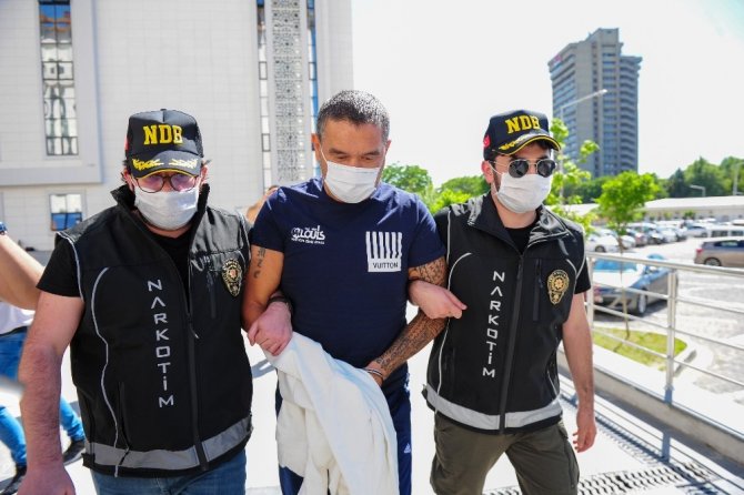 Bataklık Operasyonu kapsamında göz altına alınan Çetin Gören de Ankara Emniyet Müdürlüğü’ne getirildi. Gören, basın mensuplarının sorularını yanıtsız bıraktı.