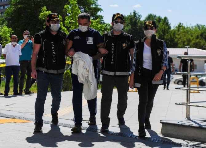 Bataklık Operasyonu kapsamında göz altına alınan Çetin Gören de Ankara Emniyet Müdürlüğü’ne getirildi. Gören, basın mensuplarının sorularını yanıtsız bıraktı.