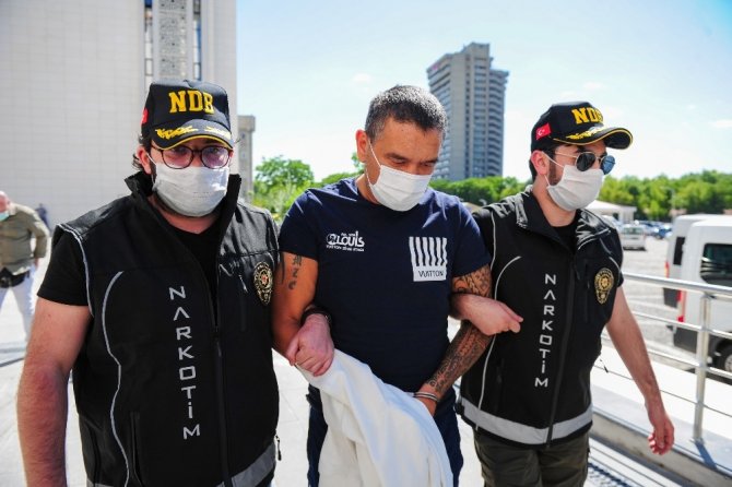 Bataklık Operasyonu kapsamında göz altına alınan Çetin Gören de Ankara Emniyet Müdürlüğü’ne getirildi. Gören, basın mensuplarının sorularını yanıtsız bıraktı.