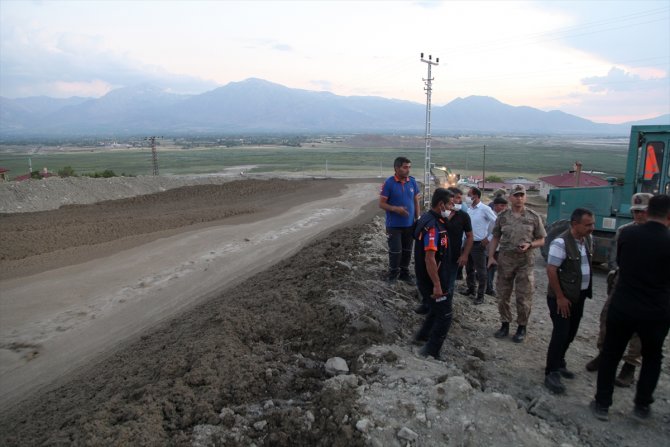 GÜNCELLEME - Erzincan'da dere taştı, 3 ahır ve 1 evde hasar oluştu